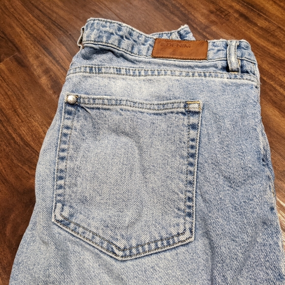 Distressed Mom/Boyfriend Jeans - Picture 4 of 4